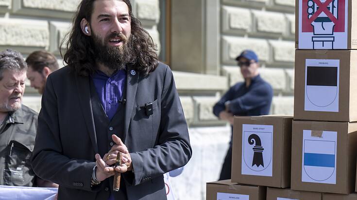 Nicolas Rimoldi, président du mouvement Mass-Voll, a annoncé mardi avoir obtenu 15'000 signatures contre l'e-ID.