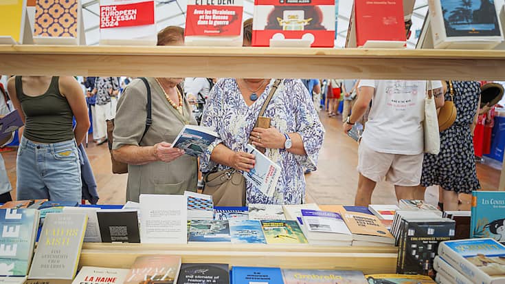 Malgré le succès de manifestations dédiées aux livres, comme "Le Livre sur les Quais" à Morges, les librairies indépendantes se battent pour leur survie.