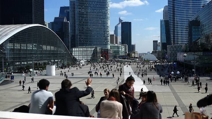 Le climat des affaires "se replie fortement", observe l'Insee, dans le commerce de détail, y compris le commerce et la réparation d'automobiles: l'indicateur, qui était à 100, sa moyenne de longue période, au mois de mars, perd cinq points d'un coup, à 95.