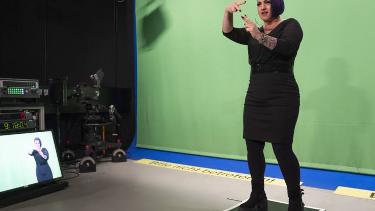 Barbara Rossier est l'une des dix interprètes sourds qui traduisent les chansons du Concours Eurovision en langue des signes. Les enregistrements se sont déroulés ces derniers jours dans les studios de la SRF.