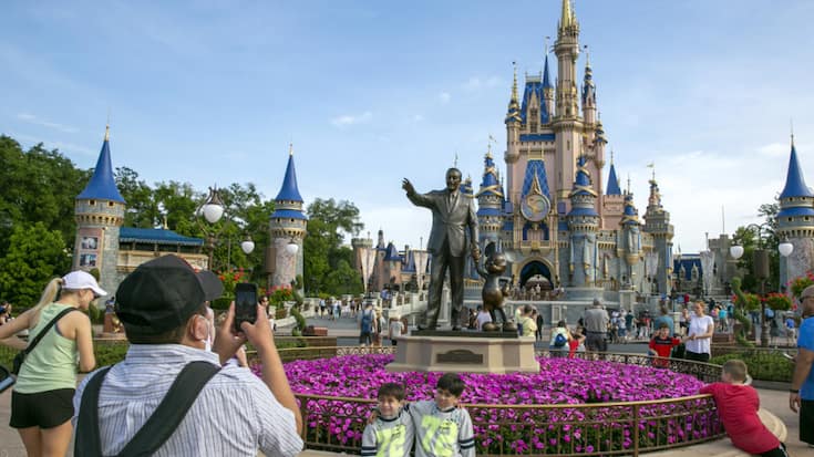 Disney a pu compter sur le dynamisme retrouvé de ses parcs d'attraction et croisières aux Etats-Unis, dont les recettes ont grimpé de 9% sur un an.