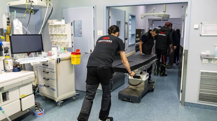 Des déménageurs transportent des éléments d'un bloc opératoire jusqu'au nouvel Hopital des enfants du CHUV.