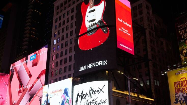 L'oeuvre conçue spécialement pour les écrans XXL de Times Square par le photographe italo-suisse Henry Leutwyler, installé à Manhattan depuis 1995, présente dix guitares mythiques ayant appartenu à des légendes.
