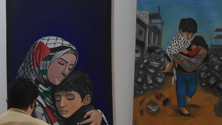 L'exposition intitulée « Le cri de Gaza » présente plus de 300 toiles à l'huile et dessins humoristiques réalisés par des artistes yéménites en solidarité avec le peuple palestinien de la bande de Gaza.