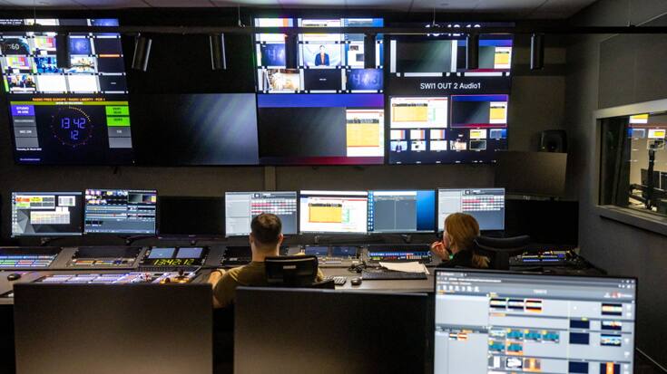 Le personnel travaille dans la salle de contrôle des studios de télévision au siège de Radio Free Europe/Radio Liberty à Prague.