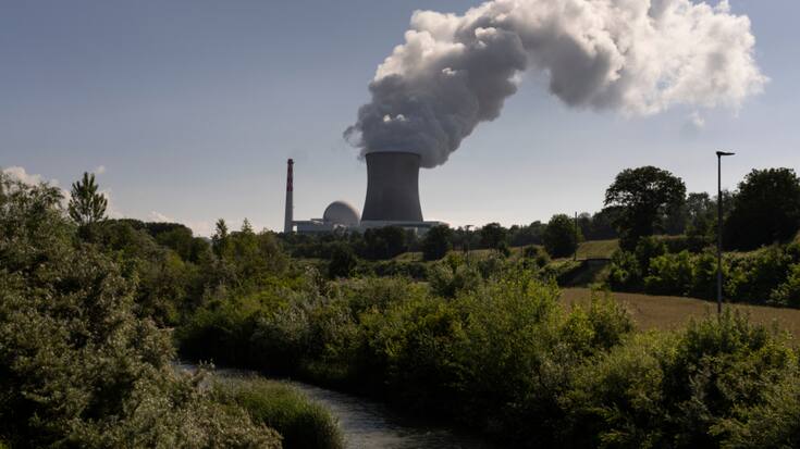 Même en cas de crues extrêmes, les bâtiments importants pour la sécurité des centrales nucléaires suisses ne sont pas menacés. En photo, la centrale de Leibstadt. (archives)