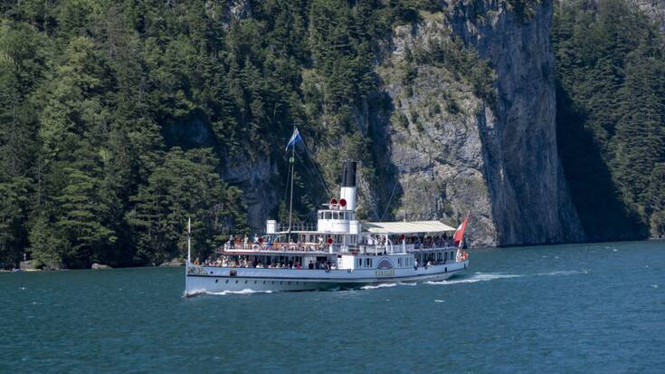 Le bateau à vapeur "Schiller" navigue tous les jours entre Lucerne et Flüelen (UR), traversant les paysages qui ont marqué Johann Wolfgang von Goethe, puis inspiré Friedrich Schiller. Ses passagers peuvent y découvrir l'exposition depuis samedi et durant tout l'été (archives).