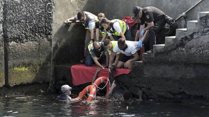 Des migrants survivants sont secourus dans le port de El Hierro aux Iles Canaries.,