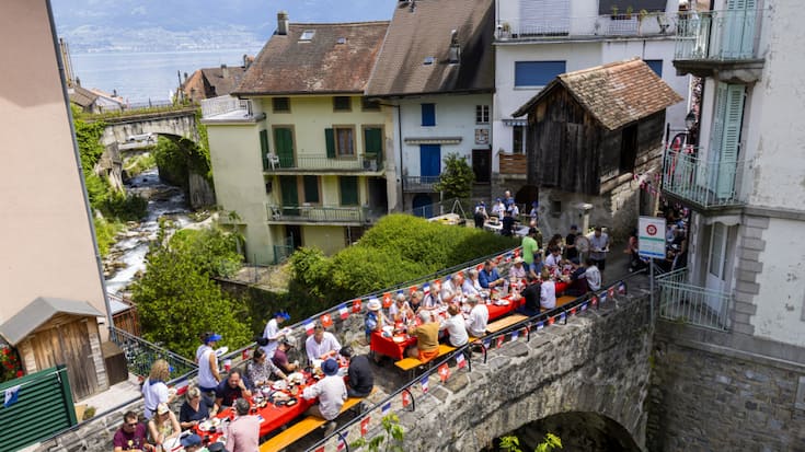 La manifestation s'est déroulée en plein air, avec comme épicentre le pont de pierre du Moulin, qui surplombe la douane et relie les parties française et suisse de Saint-Gingolph.