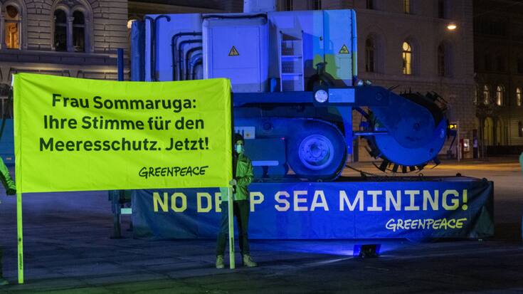 Une action d'activiste de Greenpeace à Berne demandant l'interdiction de l'extraction minière en haute mer en 2022. Des scientifiques estiment que cela devrait être interdit "pour toujours" de même que la pêche en haute mer et ce afin de protéger la biodiversité des océans (image d'illustration).