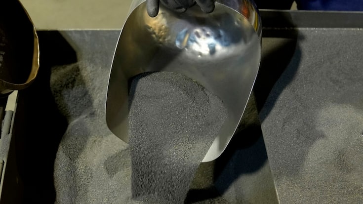 La production répond à la forte demande de nickel, principalement pour fabriquer de l'acier inoxydable, et indispensable à la plupart des batteries des véhicules électriques. Pas moins de 17% du nickel mondial provenait de la seule mine indonésienne de Weda Bay en 2023.