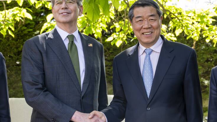 Après un premier round de discussions à Genève en mai, le secrétaire américain au Trésor Scott Bessent (à gauche) et le Vice-Premier ministre chinois He Lifeng se rencontrent lundi à Londres dans un lieu tenu secret pour de nouvelles négociations commerciales (archives).