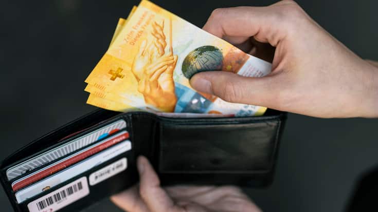 Les Suisses tiennent à l'argent liquide même s'ils y ont de moins en moins recours (photo d'illustration).