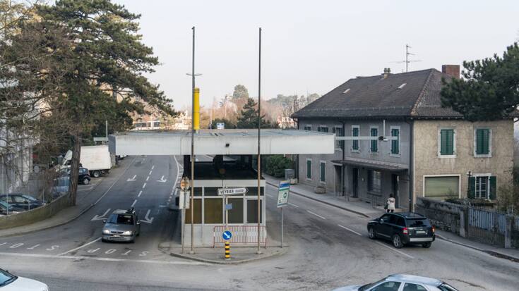 Avec l'adhésion à l'espace Schengen, la Suisse a abandonné les contrôles aux frontières. Ici le poste frontière de Vernier (GE) (archives).