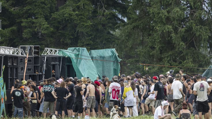 Avant de s'installer dans un pâturage sur les hauts de Malleray (BE) dans la nuit de vendredi à samedi, les fêtards avaient essayer d'organiser leur événement illégal à Soulce (JU).