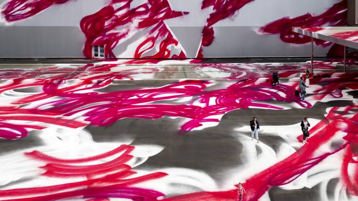 Art Basel démarre cette semaine sur le coude du Rhin: l'artiste allemande Katharina Grosse a transformé la Messeplatz en espace chromatique et immersif.