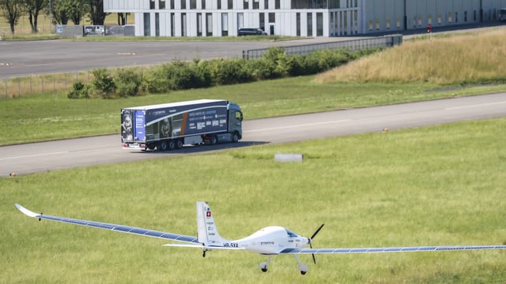 SolarStratos s'est mesuré mardi matin à un camion électrique de Planzer.
