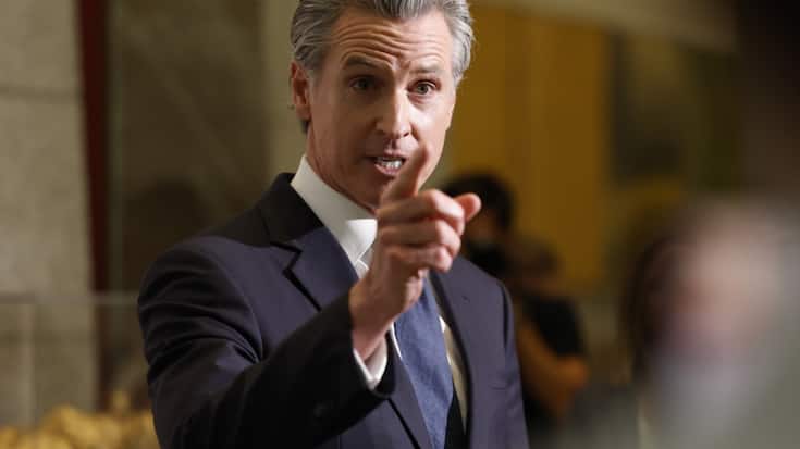 Gavin Newsom réclame 787 millions de dollars à Fox News, le montant faramineux que la chaîne a payé pour s'éviter un procès en diffamation avec le fabricant de machines Dominion Voting Systems, qu'elle a accusé d'avoir contribué à truquer la présidentielle de 2020 (archives).