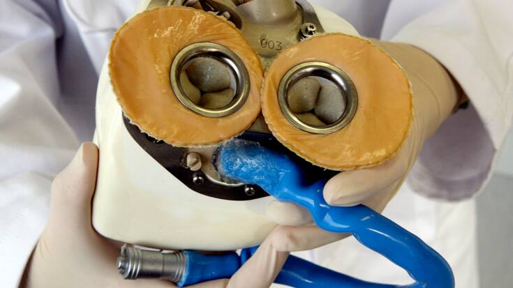 Le pionnier du coeur artificielle implantable espère pouvoir continuer à assurer le suivi des patients déjà greffés. (archive)