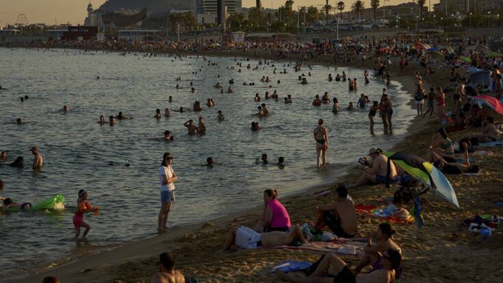 Des baigneurs tentent de se rafraîchir à Barcelone.