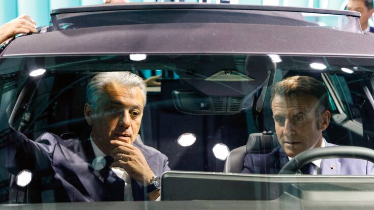 La marque au losange revendique un ajustement purement comptable, sans lien avec le départ récemment annoncé de son directeur général Luca de Meo, ici passager d'Emmanuel Macron. (archive)