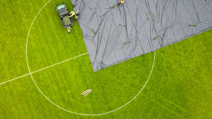 L'année dernière, un terrain de football de Kloten a été recouvert d'un film plastique en raison d'une infestation de scarabées du Japon. Ce film devait empêcher les scarabées de s'envoler. (photo d'archives)