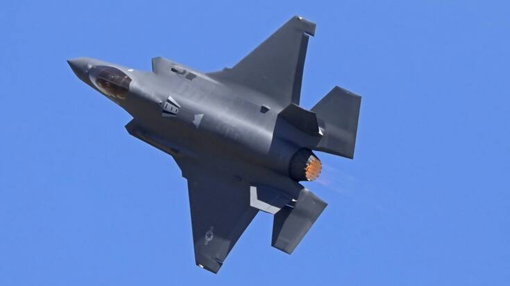 Depuis l'annonce du "malentendu" sur le prix fixe des avions de combat F-35, la politique a les yeux rivés sur le Département fédéral de la défense (archives).