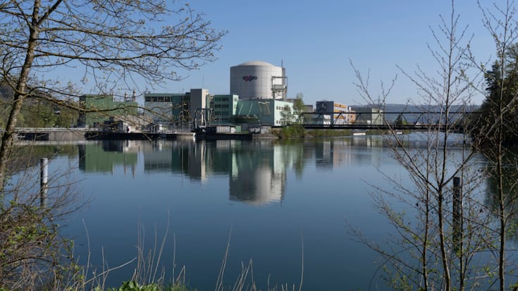 Les deux réacteurs de Beznau avaient été débranchés en raison de la température élevée de l'Aar pour protéger sa faune et sa flore. En période d'exploitation normale, une partie de l'eau puisée dans l'Aar pour refroidir les réacteurs est rejetée légèrement réchauffée dans la rivière (archives).