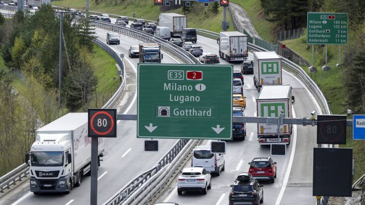 Les vacanciers vers le Sud ont souvent dû patienter samedi et dimanche plus d'une heure et demie devant le portail nord du Gothard (archives).