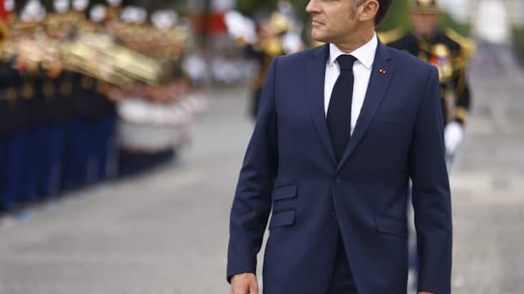 Le président français Emmanuel Macron s'est présenté devant les troupes lundi, jour de la fête nationale française.