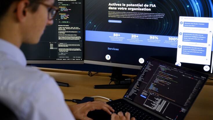 Les métiers de l'informatique souffrent particulièrement, avec une chute de l'emploi de 31% au premier semestre en raison du "ralentissement de l'économie, l'automatisation et l'utilisation croissante de l'IA", sleon Adecco. (archives)