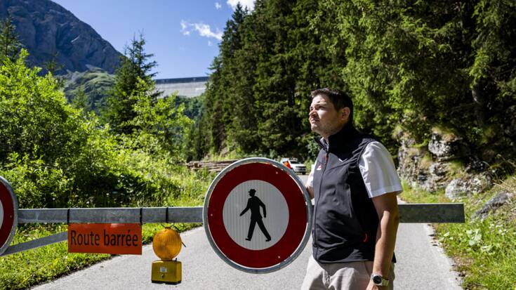 Gregory Logean, président de la commune d'Hérémence devant la barrière qui ferme la route, suite à l'éboulement de roches proche du barrage de la Grande Dixence jeudi 17 juillet.