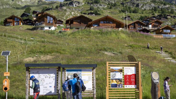 Des bus sont désormais à disposition des randonneurs qui souhaitent rallier Kummenalp ou Faldumalp depuis Wiler. L'offre est mise sur pied pour dynamiser le tourisme dans la vallée du Lötschental après l'effondrement du galcier du Birch au-dessus de Blatten.