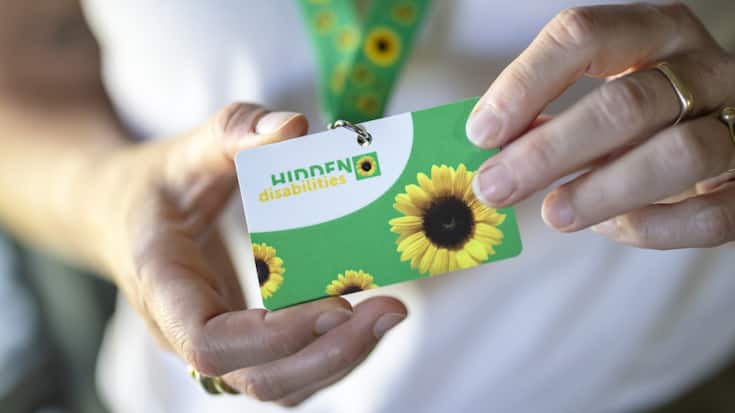 Ce cordon tournesol est disponible dans 16 centres de voyage CFF et est destiné aux personnes souffrant de handicaps invisibles afin de faciliter leurs trajets dans les trains.