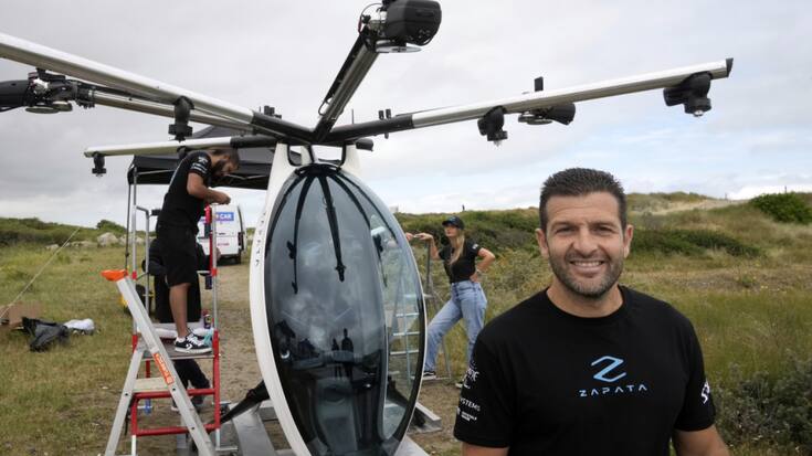 L'AirScooter, qui pèse 115 kg, peut atteindre la vitesse de 100 km/h.