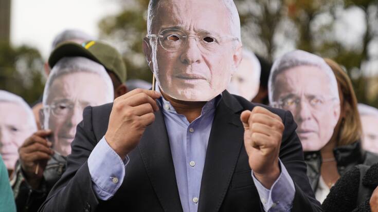 Des partisans de l'ancien président colombien Alvaro Uribe ont manifesté lundi à Bogota, devant le tribunal.