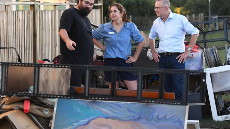 La ministre australienne de la Communication, Anika Wells (au centre).