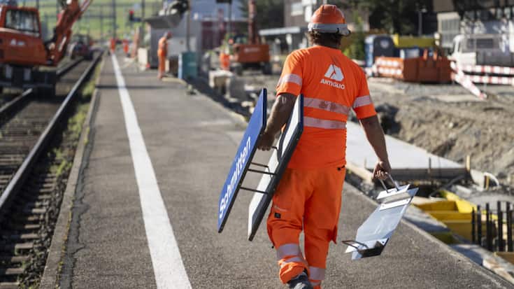 Les travaux en gare de Schmitten (FR) ont nécessité, dans un premier temps, de tout enlever avant une remise à neuf complète des voies et des quais d'ici au 25 août.