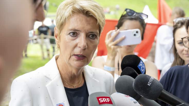 La présidente de la Confédération Karin Keller-Sutter a rejeté vendredi les arguments du président américain Donald Trump motivant les droits douaniers de 39% pour les exportations suisses vers les Etats-Unis.