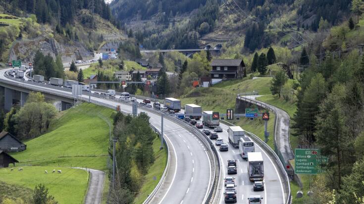 Lundi matin, le trafic sur l'autoroute du Gothard en direction du sud reste engorgé (archives).