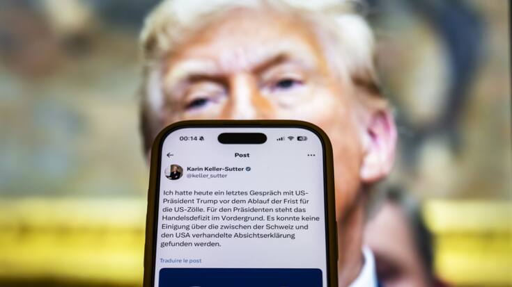 Le message de la présidente de la Confédération Karin Keller-Sutter sur X concernant les droits de douane, devant un portrait du président américain Donald Trump. (archive)