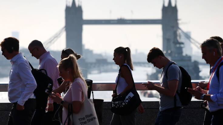 "Dans l'ensemble, ces derniers chiffres indiquent un ralentissement continu" du secteur de l'emploi, estime Liz McKeown, directrice des statistiques économiques de l'ONS, qui souligne que le nombre de salariés a diminué dans le pays lors de 10 des 12 derniers mois, notamment dans l'hôtellerie.
