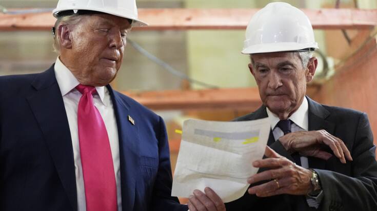 Donald Trump (ici avec Jerome Powell) s'était fendu fin juillet d'une visite surprise du chantier de rénovation du siège de l'institution à Washington, qu'il juge trop coûteux (archives).