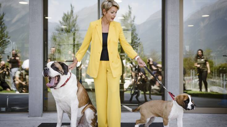 La présidente de la Confédération Karin Keller-Sutter a posé avec Zeus, dont elle est la marraine et Xcell, à l'occasion de sa visite au Barryland de Martigny.