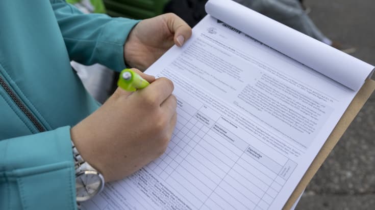 Une commission du National veut maintenir la récolte rémunérée de signatures (archives).