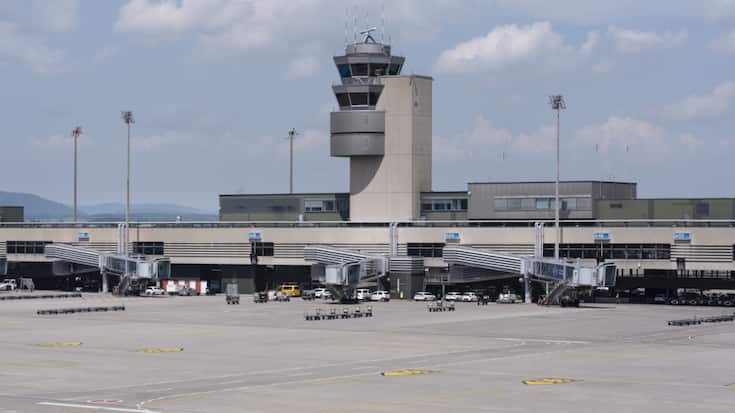 Un plan social pour les collaborateurs licenciés par le prestataire de services au sol AAS à l'aéroport de Zurich-Kloten a été trouvé avec le syndicat SSP (archives).