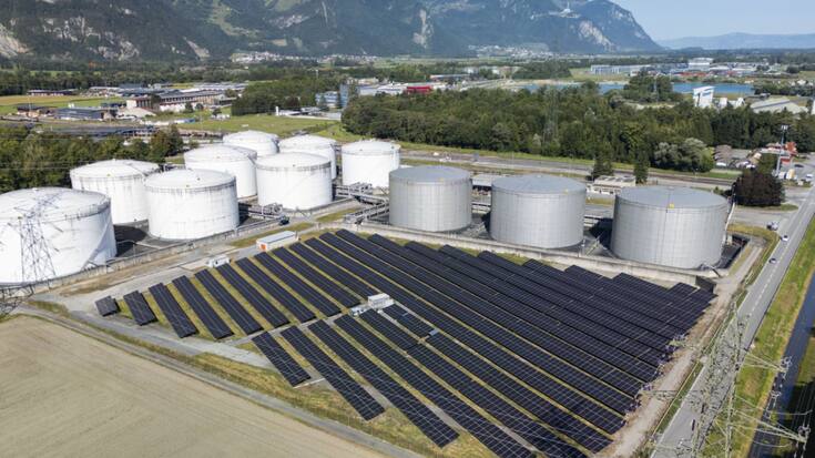 Installée sur 15'000 m2 de terrain industriel existant à Aigle, la centrale photovoltaïque est composée de 3006 panneaux solaires d'une puissance totale de 2089 kWc.