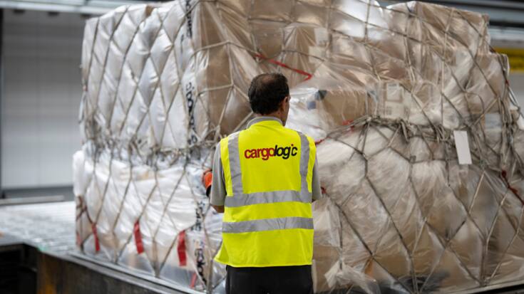 Un collaborateur de Cargologic affairé autour de marchandises à l'aéroport de Zurich, à Kloten. (Image d'illustration)