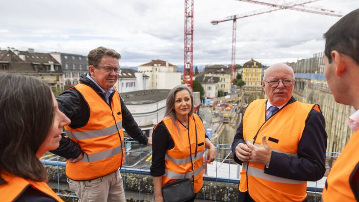 Le conseiller fédéral Albert Rösti, la conseillère d'Etat vaudoise Nuria Gorrite et le patron des CFF, Vincent Ducrot, ont visité lundi le chantier de la gare CFF de Lausanne. Ils étaient accompagnés de la municipale lausannoise Natacha Litzistorf et du conseiller d'Etat genevois Pierre Maudet.