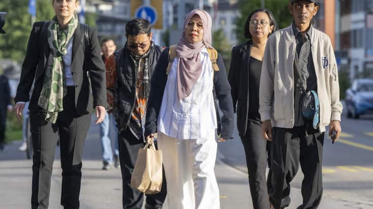 Selon l'avocate (à gauche) des quatre plaignants (à droite), le traitement de la plainte de ses clients par la Cour civile zougoise de première instance ne constituerait qu'une "simple routine".